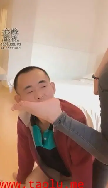 【薇娅S】（舔脚骑头）快递小哥非礼我调教虐…