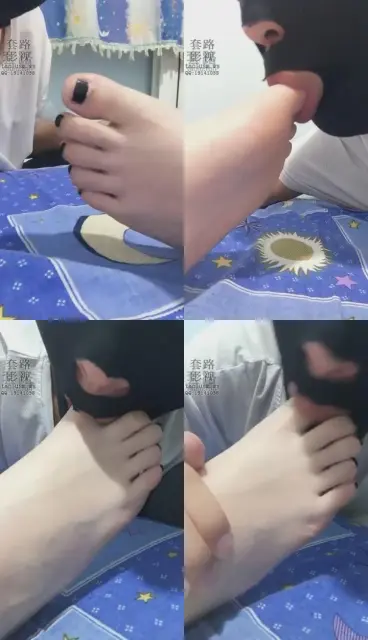 【00后冰冰女王】疯狂_趁主人睡着偷舔美脚闻臭鞋