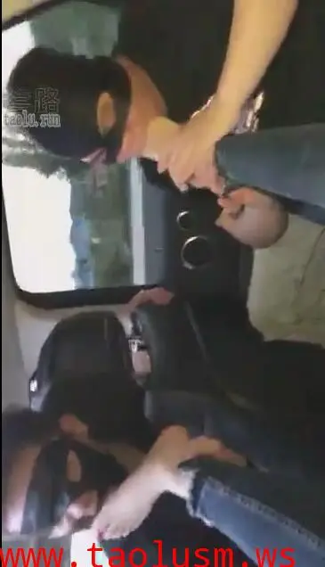 【歌迪丝】经典车内三奴一起伺候我袜子酸臭