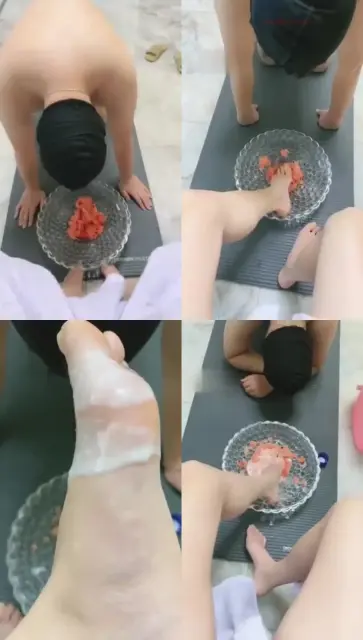 【蜜桃儿S】在狗嘴里碾碎西瓜，羞辱贱狗