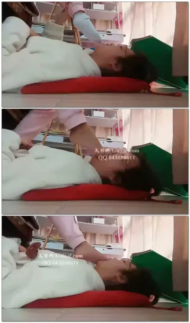 【00后校园】吞舔妹妹的臭脚臭袜