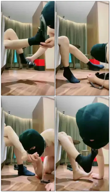 【米兔S】调教贱狗舔一波脚，黑鞋黑棉袜