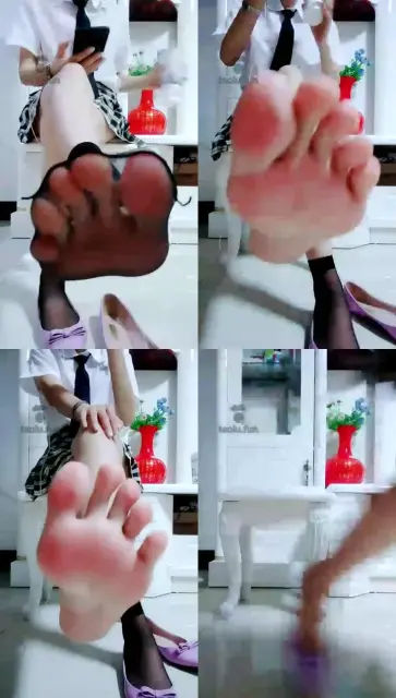 【多多S】丝袜裸足第一视角诱惑，来吧。把你们炸干。。