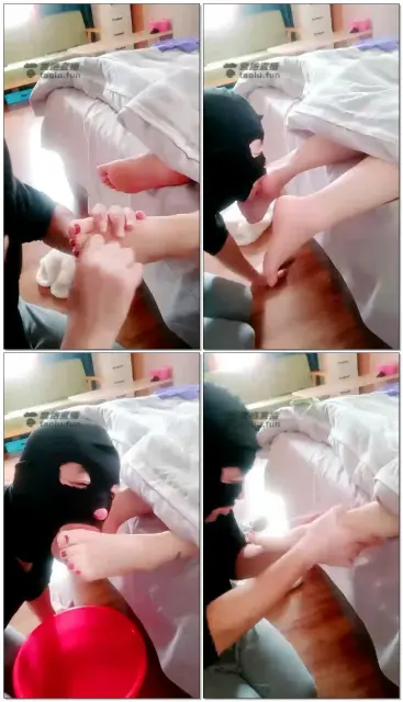 【灵犀女ss】主人没起床呢，贱狗就来舔脚，闭目享受