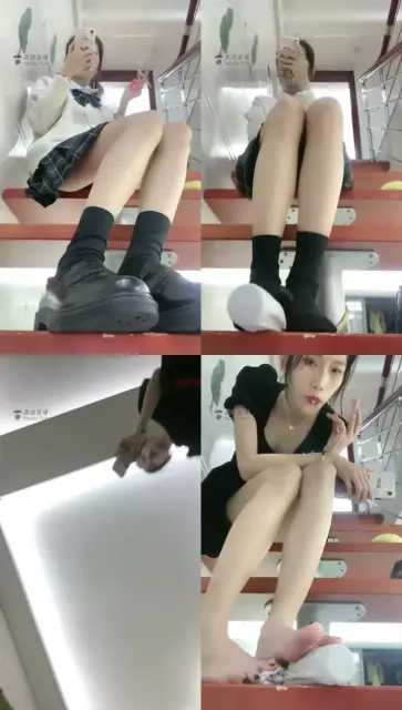 【希希s】JK红绿灯：无底线鞋底黑棉袜羞辱，厕奴胯视角羞辱裸足口水