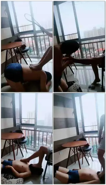 【无情大人】阳台舔脚，鞭打，舔脚（独）