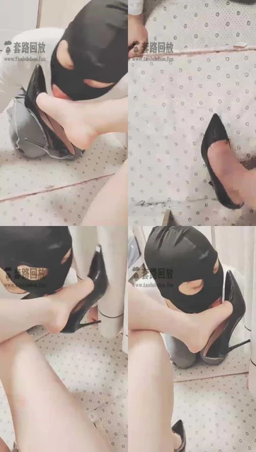 【夏琳】小贱狗拼命给主人舔脚