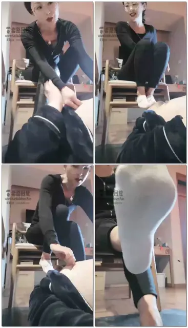 【女王菲主】闻靴子里的臭脚！