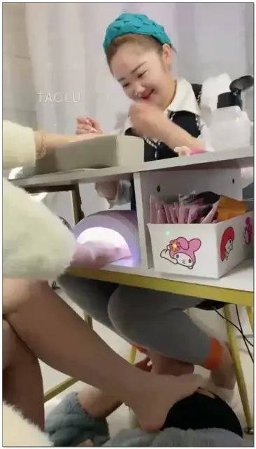 【二宝ss】楼下美甲店挑战舔美甲师老板脚，她崩溃了