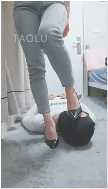 【灵竹S】调教小奶狗，踩踏，耳光