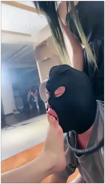 【领主老大】母狗喝自己的尿，转身吐给公狗