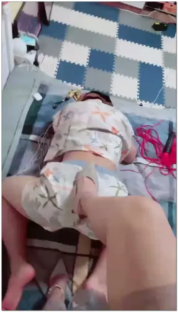 【艾琳】踩踏舔脚耳光