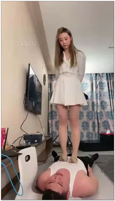 【二宝】高跟全体重踩踏，高跟踩手，踩头