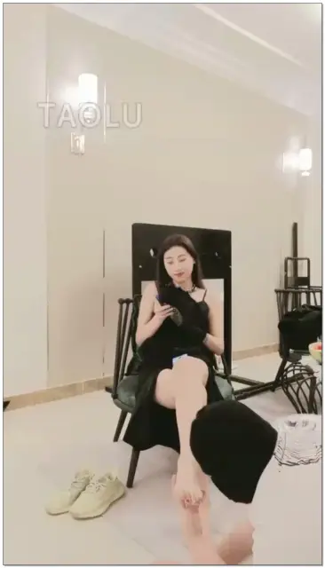 【沅芷】钢爪刑具拉扯乳头，喝主人洗过脚的西瓜汁混上圣水和烟灰缸的烟头