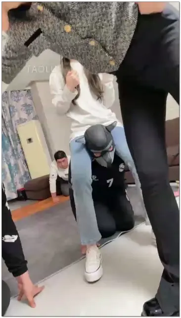 【二宝ss】03小美女超美脚来了，黄黄圣水，咀嚼物踩碎喂食，快吐了！吐狗脸口水