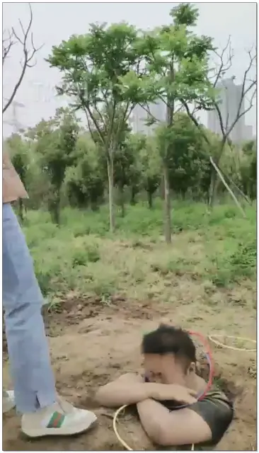 【美帝y】户外活埋升级版！！群体活埋全埋室息尿泥面膜极致脏鞋底！