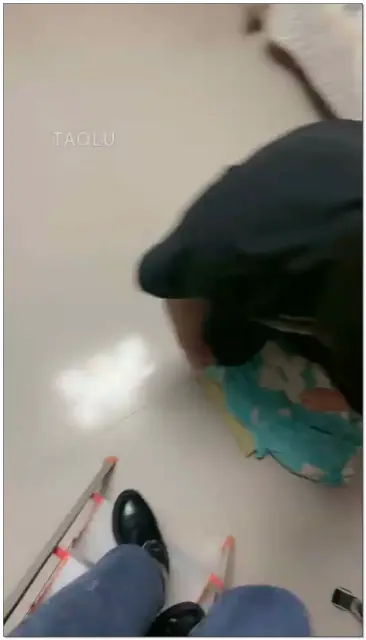 【初见S】爆踩爆踹爆扇狗头,2双黑长靴+细高跟短靴+黑运动鞋+皮拍暴力耳光