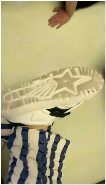 【梦蝶女王大人】和闺蜜花样惩罚他们，踢打，耳光，狠踹