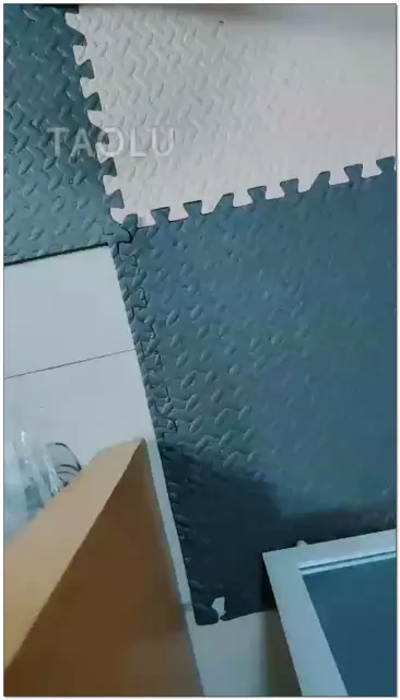 【魅影女神山东】添脏鞋底羞辱踩踏，闻鞋，黑丝，戴手铸虐乳电击