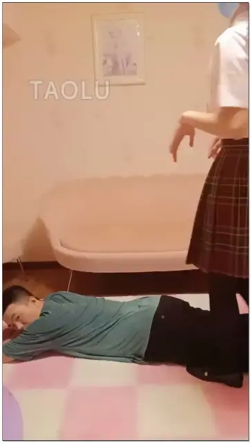 【重庆第一帅男神】女仆小七JK调教男神！红绿灯榨精