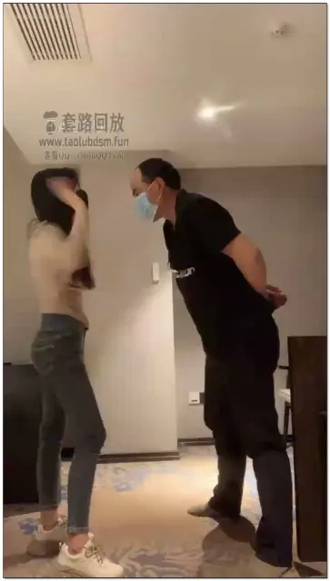 【优lios】牛仔裤t挡耳光踩踩踩，给狗狗叉吐咯