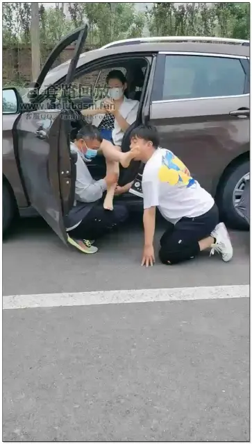 【天津语晴s】户外调教双奴，开车遛狗