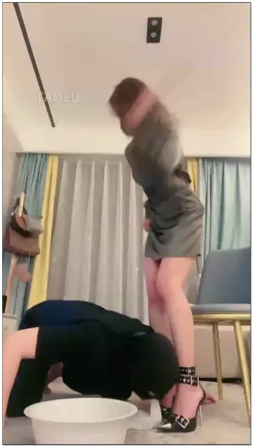 【禾未】狗脸圣水洗内裤，高跟崇拜，钻跨