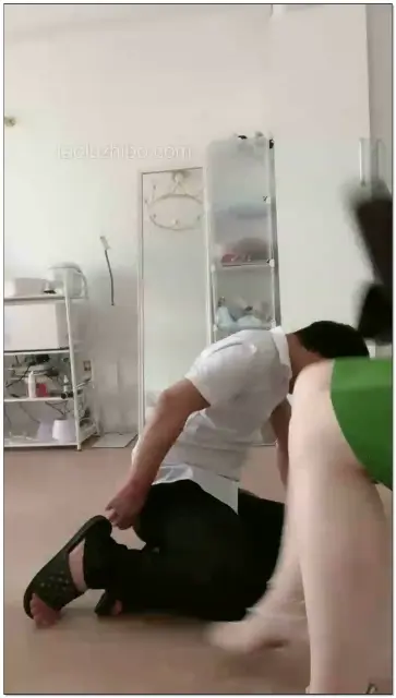 【汉娜s】舔脚鞭打清理鞋底