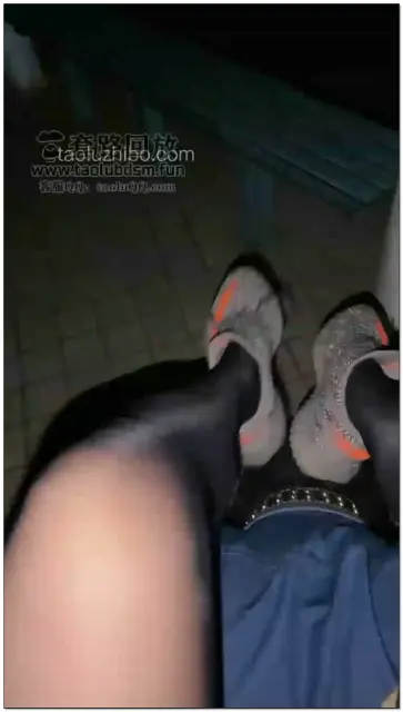 【麒麟女皇】户外小区狗，为了一顿圣水讨好主人被一顿玩弄膝盖都磨破了