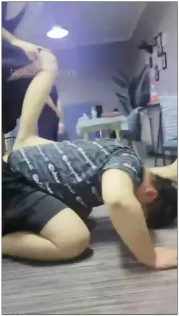 【西安伶S】双主调教双奴，钻胯耳光舔脚