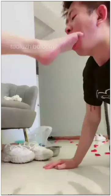 【内蒙娜美S】私奴幸福的一天，裸足喂食，圣水