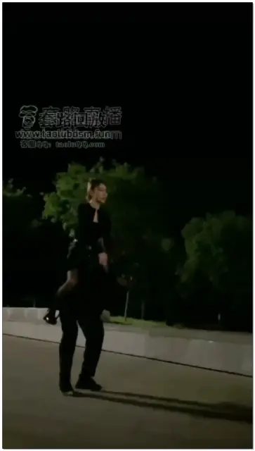 【妮可】户外黑丝高跟骑马遛狗