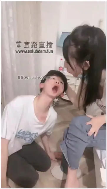 【西怡】调教03年弟弟舔脚清理鞋底耳光深喉