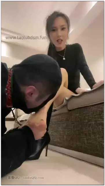 【萱萱S女帝】奶狗被虐踩踏抽手心汗jio除臭