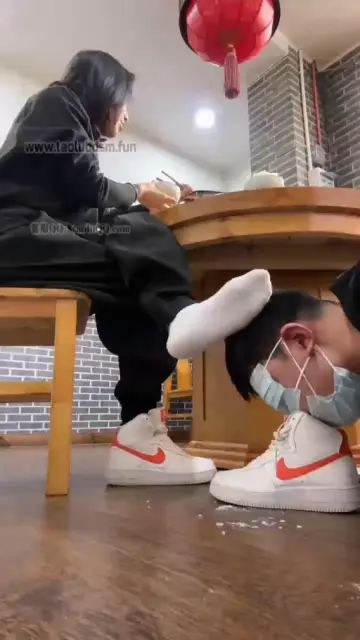 【朱砂痣】餐厅公开调教把服务员看傻了