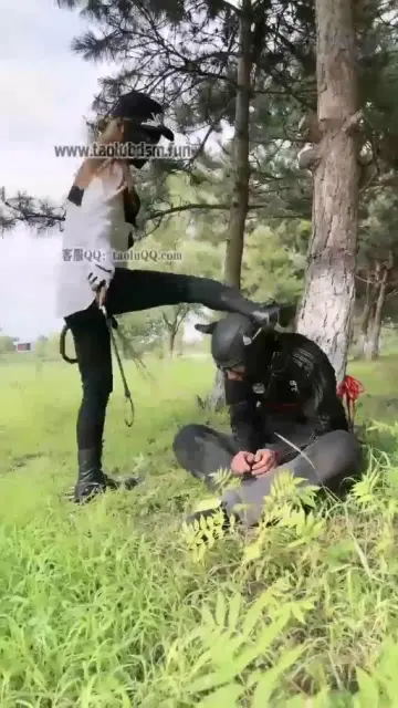 【妮可】骑快散架的老毛驴去郊外散步