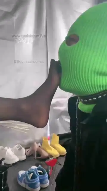 【妮可】调教高跟靴子踩踏鞭子抽