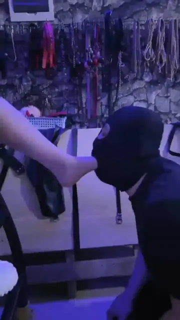 【领主老大】调教一公一母两个奴