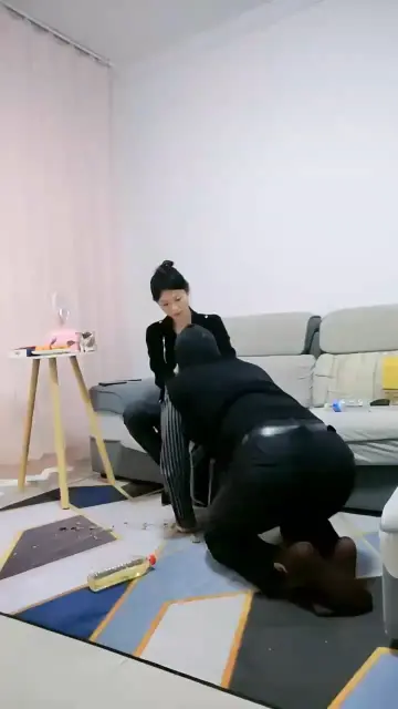 【婉儿】踩踏口水喂食