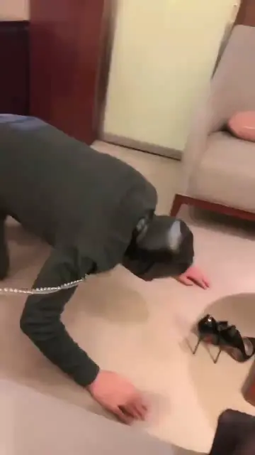 【妆主大大】剧情女主管调教员工当脚奴舔脚舔鞋