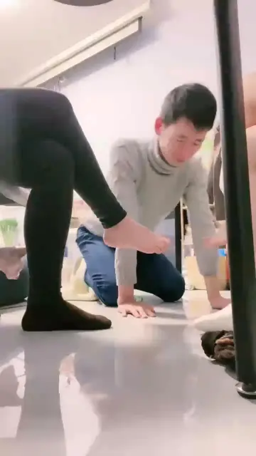 【鹿梦兮】带闺蜜首次调教脚奴