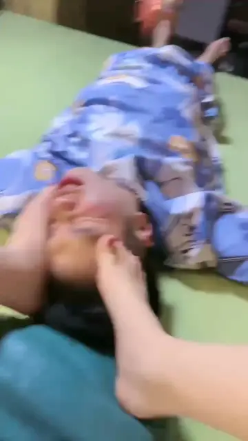 【桃幼幼】洗浴中心里舔脚