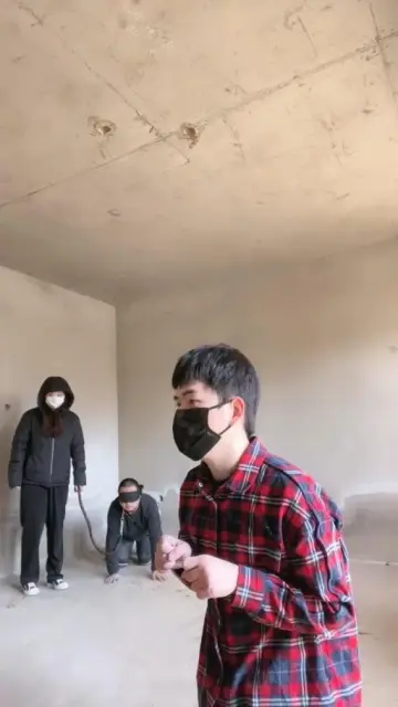 【妆主大大】和素人小姐姐户外调教鞭打骑马遛狗下集