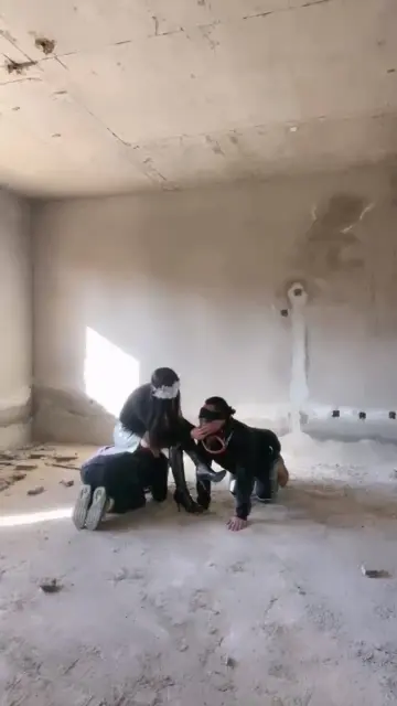 【妆主大大】和素人小姐姐户外调教鞭打骑马遛狗上集