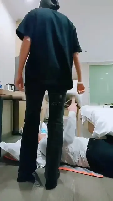 【黑狗】靴子跺脸