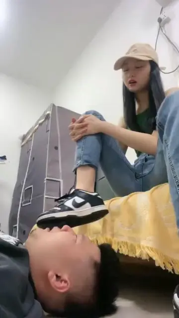 【艾莉】快递小哥变成舔脚的狗