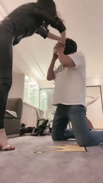 【萱萱】高跟皮靴踢裆踩踏舔裸足