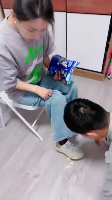 【潘妮】背着订婚的女朋友来给主人舔脚