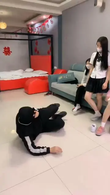 【精神小妹】踹头超暴力