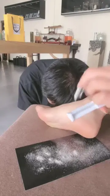 【沅芷】脚奴吸食女主人的脚皮